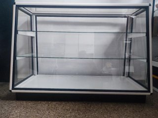 Mostrador de cristal y aluminio blanco