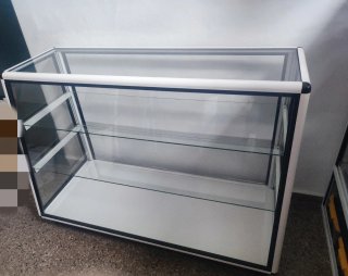 Mostrador de cristal y aluminio blanco