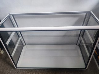 Mostrador de cristal y aluminio blanco
