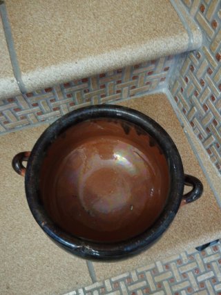 Olla de barro artesanal tradicional