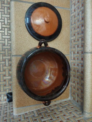 Olla de barro artesanal tradicional