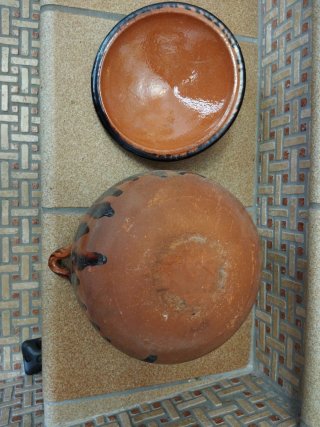 Olla de barro artesanal tradicional