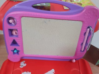 Pupitre infantil con pizarra magnética y juegos