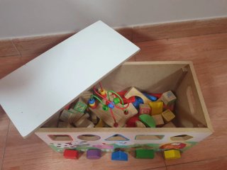 Pupitre infantil con pizarra magnética y juegos