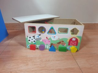 Pupitre infantil con pizarra magnética y juegos
