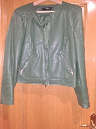 Cazadora verde efecto piel Talla L