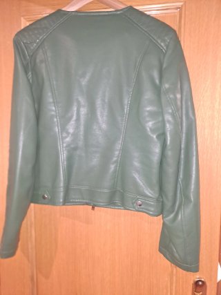 Cazadora verde efecto piel Talla L