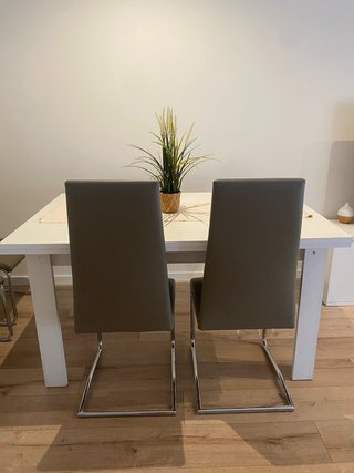 Mesa de comedor blanca moderna