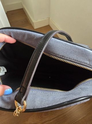 Bolso gris Parfois con cadena dorada