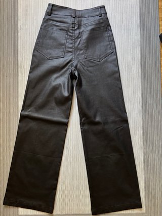 Pantalón negro de cuero ancho