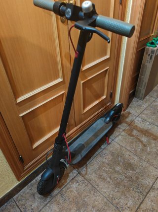 Patinete eléctrico Xiaomi negro.