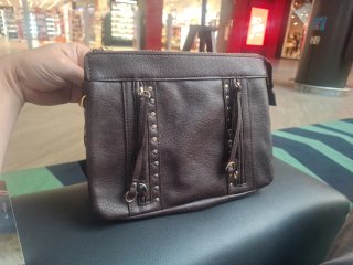 Bolso marrón con tachuelas