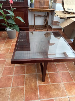 Mesa centro con cristal y 4 taburetes puff