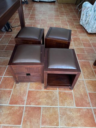 Mesa centro con cristal y 4 taburetes puff