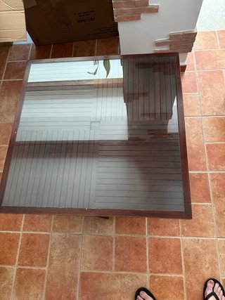 Mesa centro con cristal y 4 taburetes puff
