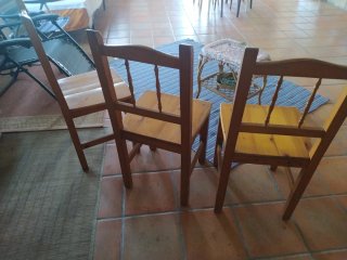 Tres sillas de pino