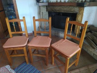 Tres sillas de pino