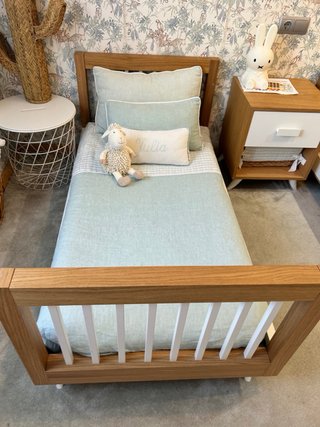 Cama y infantil de madera de roble y blanca