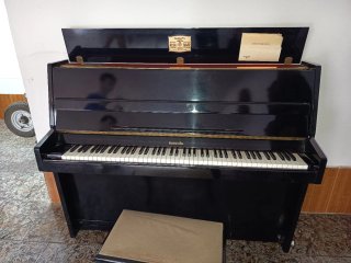 Piano de pared Baldwin negro
