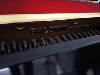 Piano de pared Baldwin negro