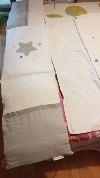 Protector y colcha con relleno extraible de  cuna