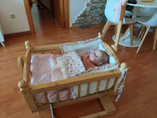 Cuna mecedora de madera para muñecas