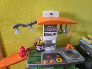 Cocinita de juguete con muchísimos accesorios