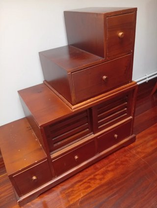 Cajonera de madera estilo escalonado