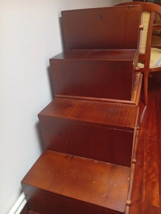 Cajonera de madera estilo escalonado