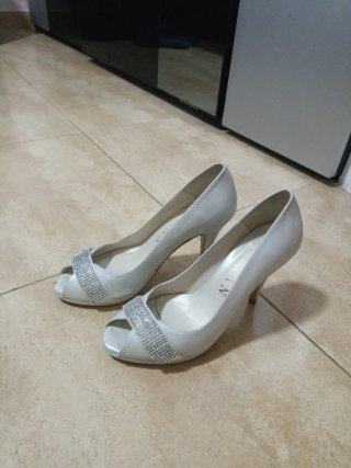 Zapatos de tacón plateados con pedrería