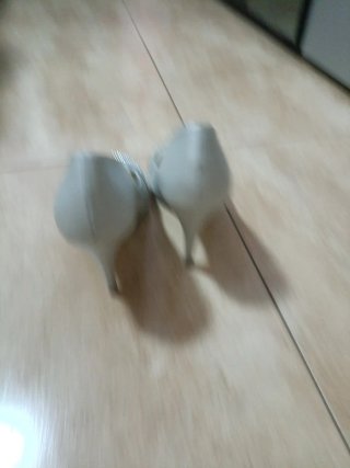 Zapatos de tacón plateados con pedrería