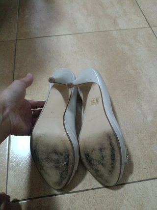 Zapatos de tacón plateados con pedrería