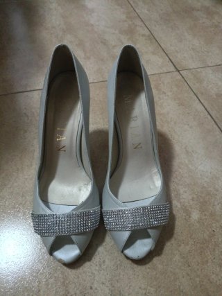 Zapatos de tacón plateados con pedrería