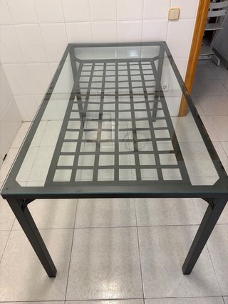 Mesa Ikea cristal y metal gris