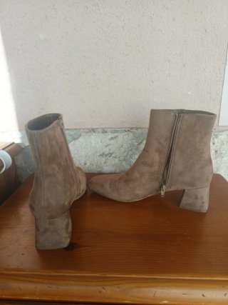 Botín tacón ancho Primark beige ante