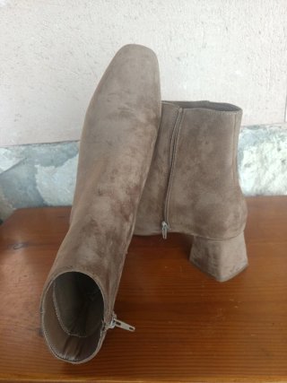 Botín tacón ancho Primark beige ante