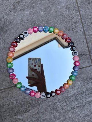 Specchio di design con m&m colorati