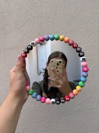 Specchio di design con m&m colorati