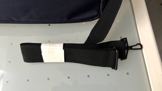 Funda portátil azul con asas y cremallera naranja