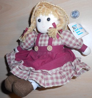 Muñeca de trapo con vestido de cuadros