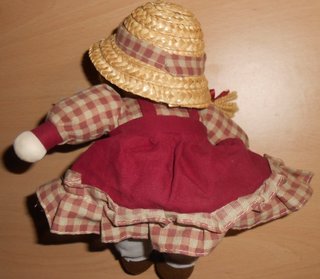 Muñeca de trapo con vestido de cuadros
