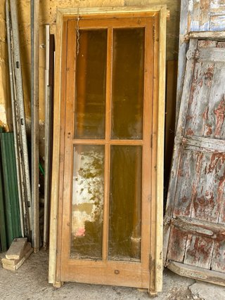3 Puertas de madera con cristal anaranjado