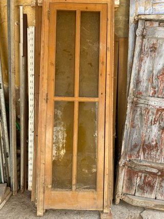 3 Puertas de madera con cristal anaranjado