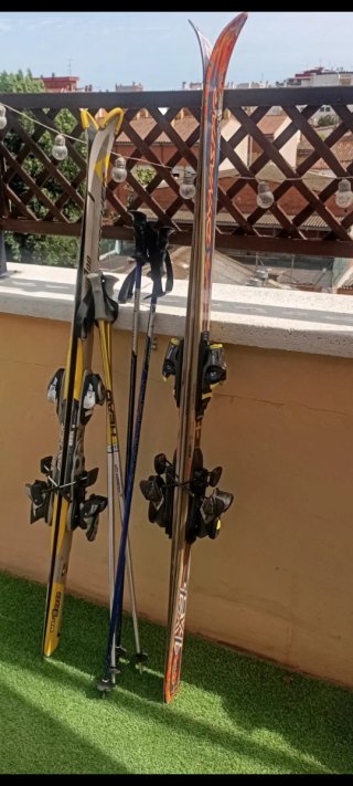 Esquís y bastones de esquí