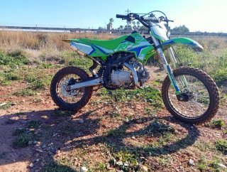 Moto de Cross Verde y Blanca