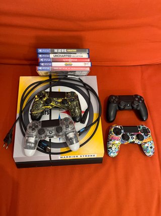 PS4 (PlayStation 4) con cubierta de Steelers