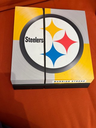 PS4 (PlayStation 4) con cubierta de Steelers