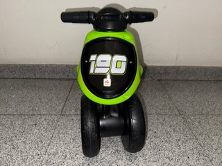 Moto infantil verde y negra