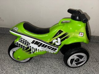 Moto infantil verde y negra