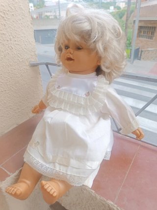 Muñeca antigua vestido blanco